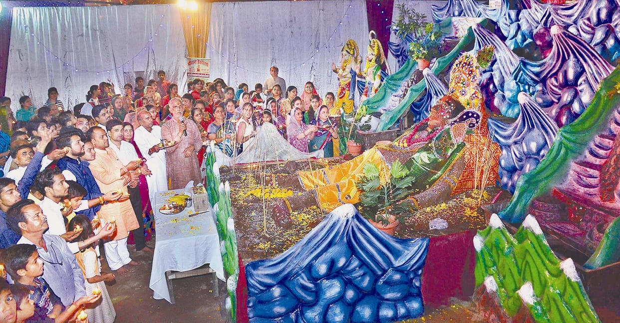 Shri Govardhan Maharaj thee Viraj Rhyu forehead crown