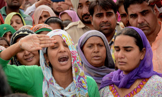 mandeep singh wife salute to martyr husband during funeral in kurukshetra