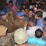 अलीगढ़ में दो पक्षों में हुए पथराव के बाद लोगों की सीओ से नोंकझोंक