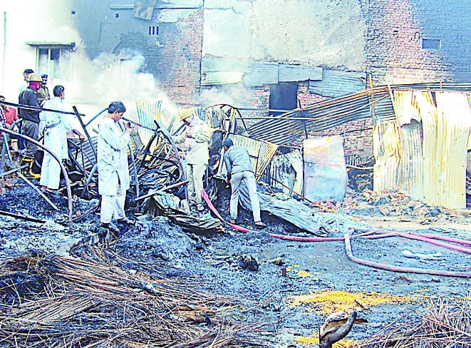 Nagina serious fire in eight warehouses