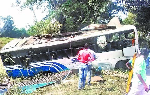 Jayrin bus crashed into poles, 20 injured