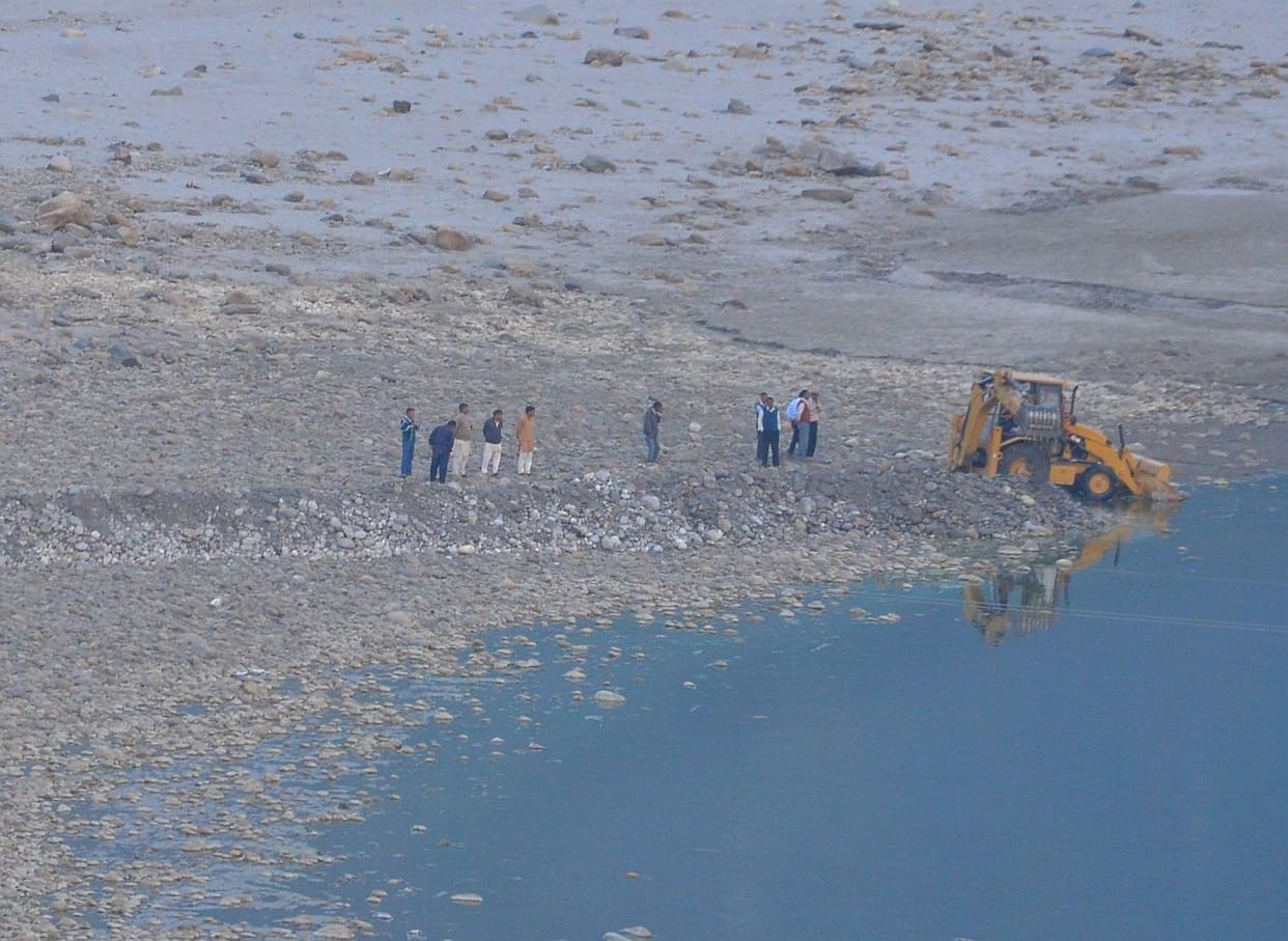 Alaknanda day-long JCB, oblivious administration.