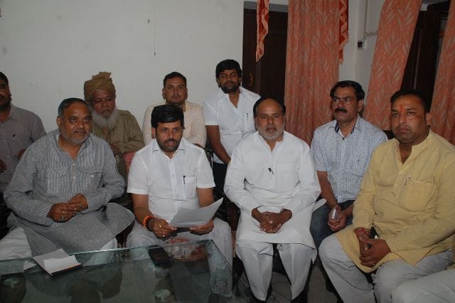 MPs led by Akshay Yadav Lucknow arriving workers