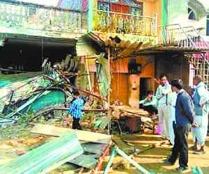  Uncontrollable truck rammed into three shops at night