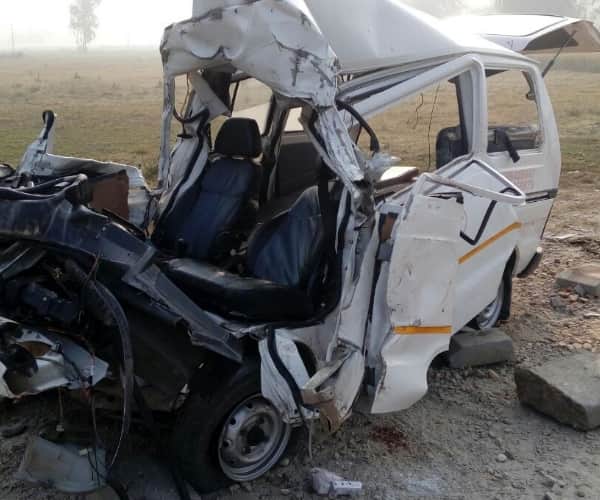 five died in an accident in mohanlalganj.