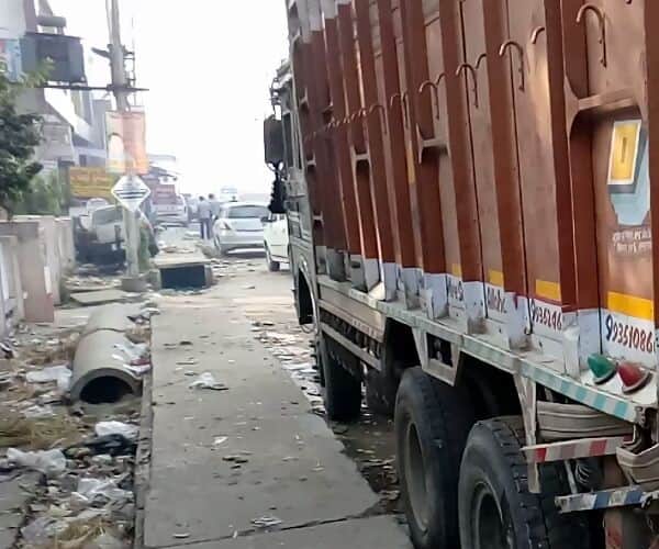 five died in an accident in mohanlalganj.