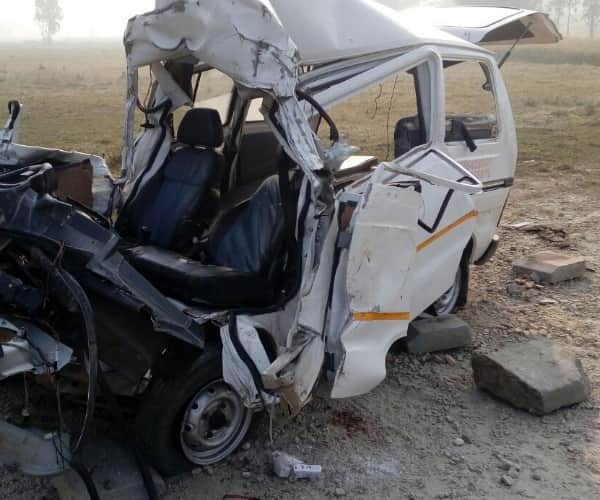 five died in an accident in mohanlalganj.