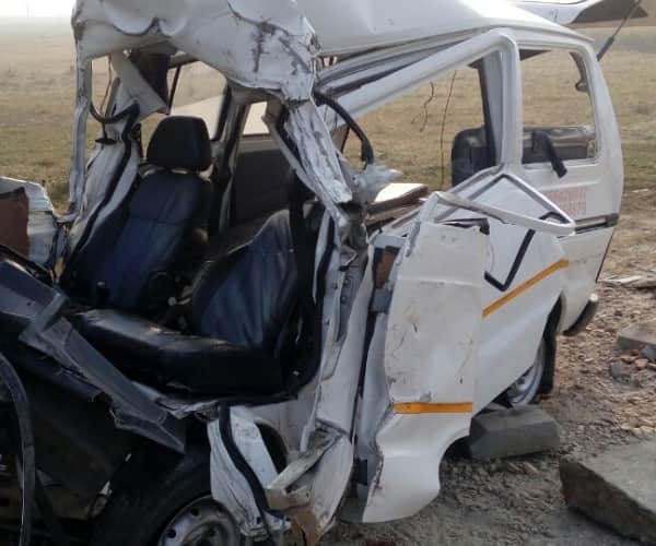 five died in an accident in mohanlalganj.