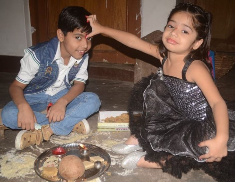  bhaee ke lalaat par tilak kar maangee lambee umr