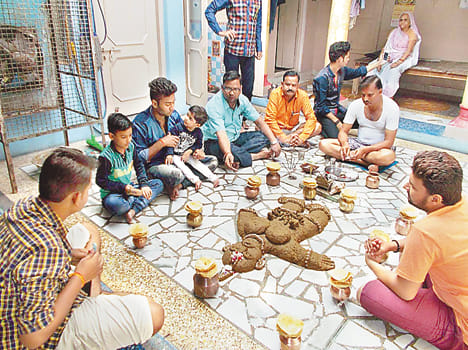Shellfish, with gongs worship Govardhan