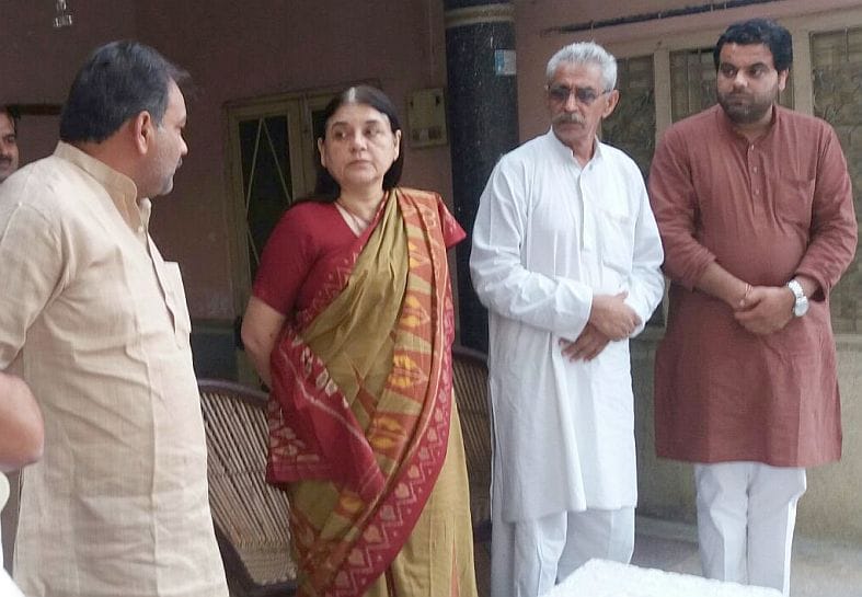 Maneka Gandhi arrived  House Jung Bahadur Singh