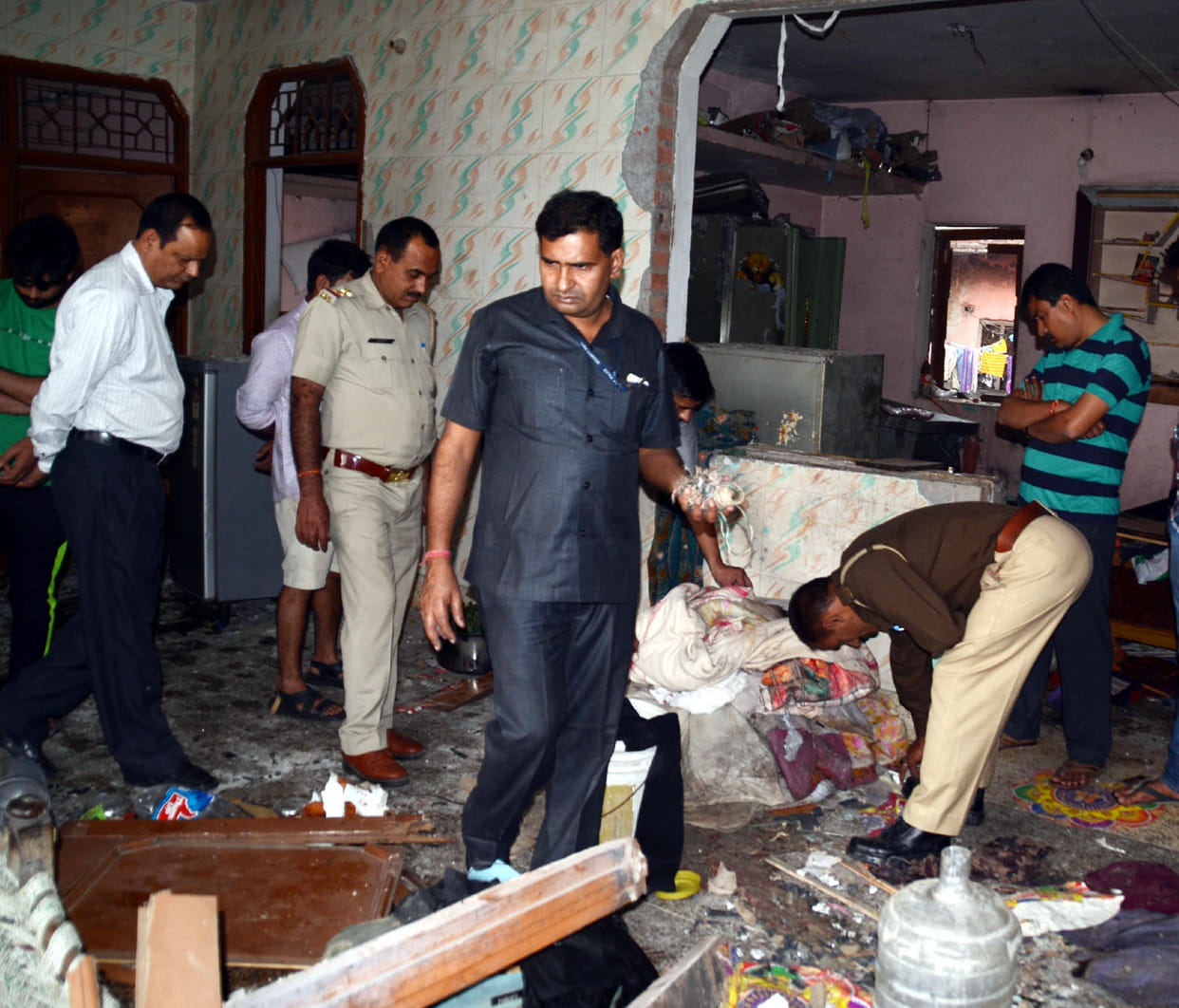 Explosion in a gift pack, woman and three children injured
