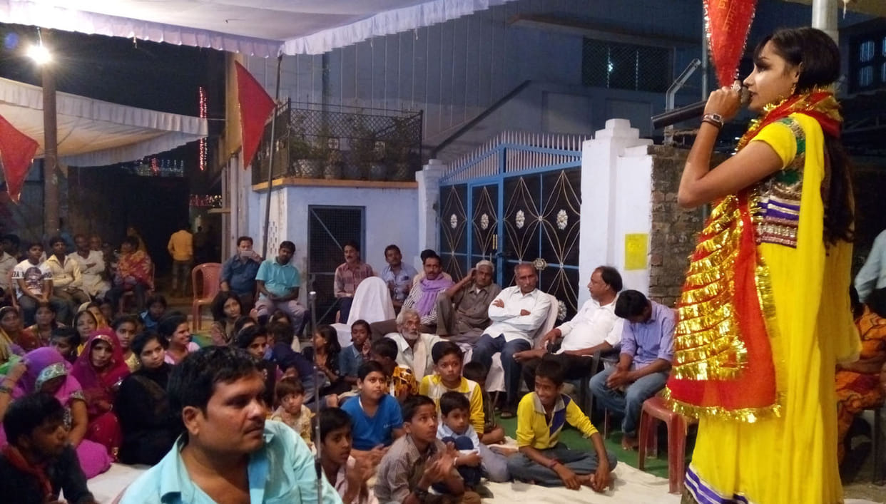 audience listen bhajan