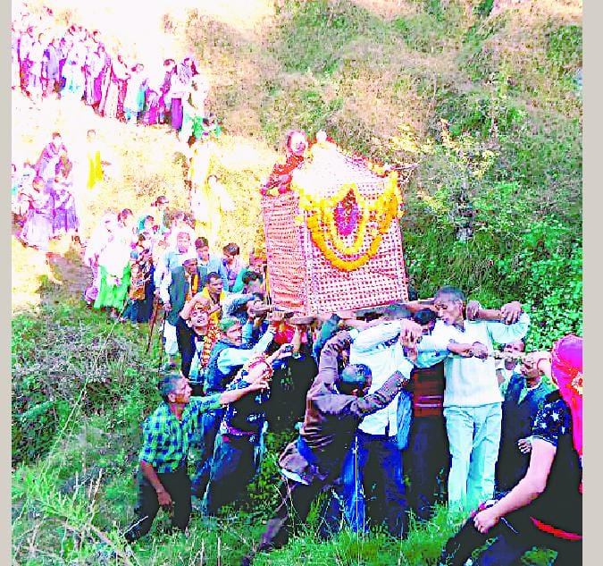 Dola became a witness to the thousands of people traveling chariot