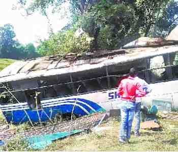Bus falls into ravine, 20 Jayrin  injured