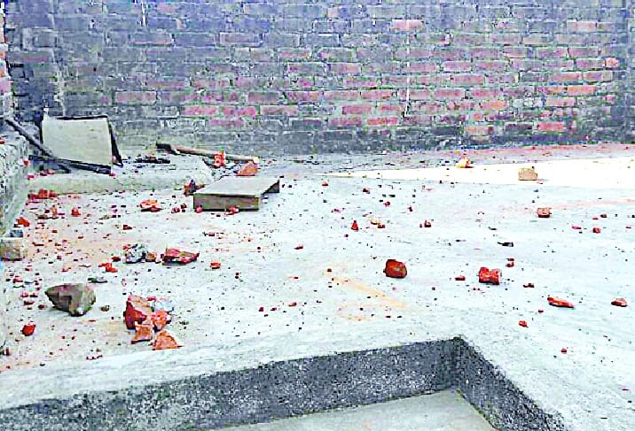 Karimpur two sects fiercely pelting