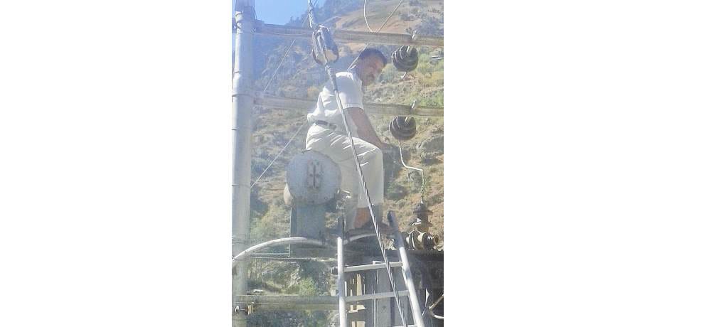 HPSEBL SDO Moti Lal Negi repaired electricity fault