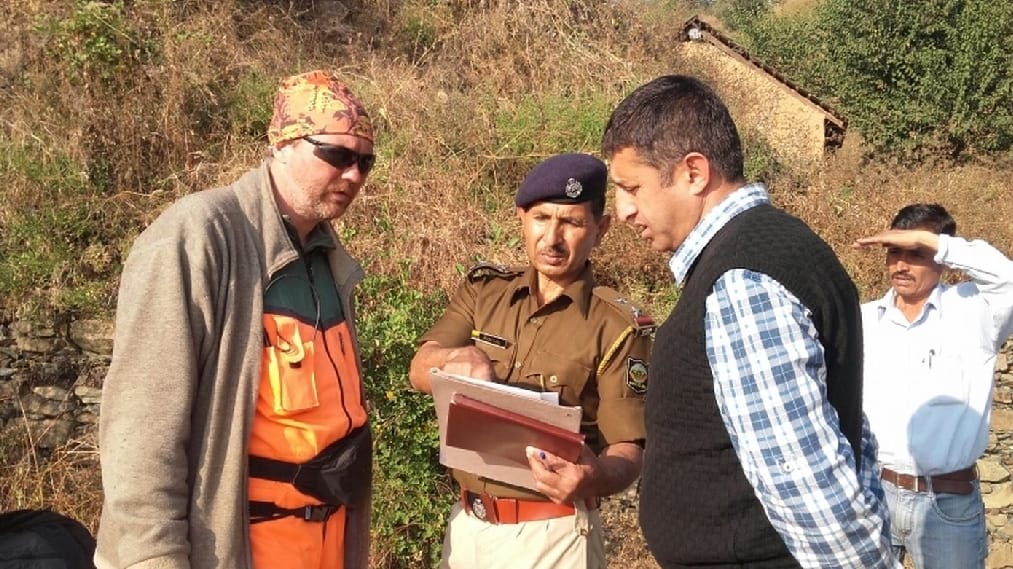 Russian Paragilder Died as crush into High Voltage Wire at Himachal.