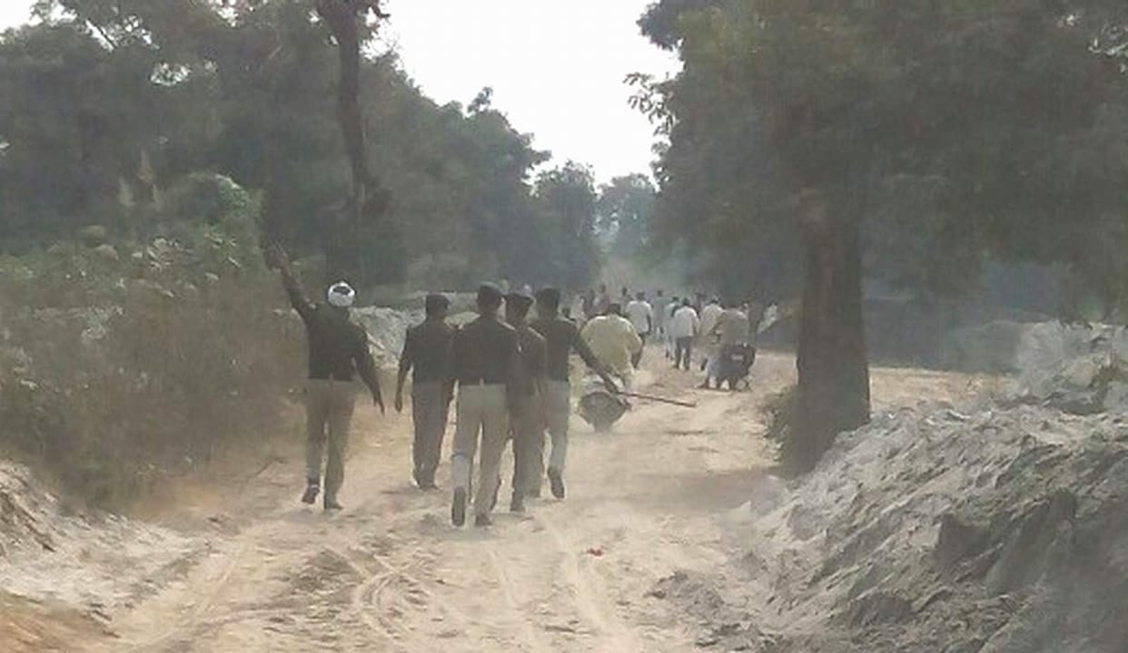 police lathicharged and dispersed the khanan mafia of up