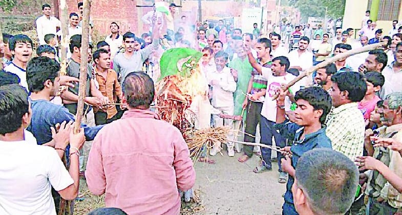Burned an effigy of Prime Minister of Pakistan, protesting