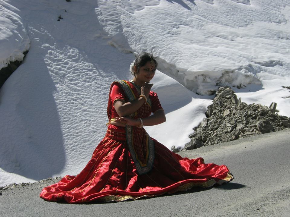 shruti gupta kathak performance on world's highest road in ladakh for salute to indian army