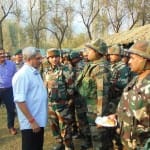 जवानों से मिलते रक्षा मंत्री