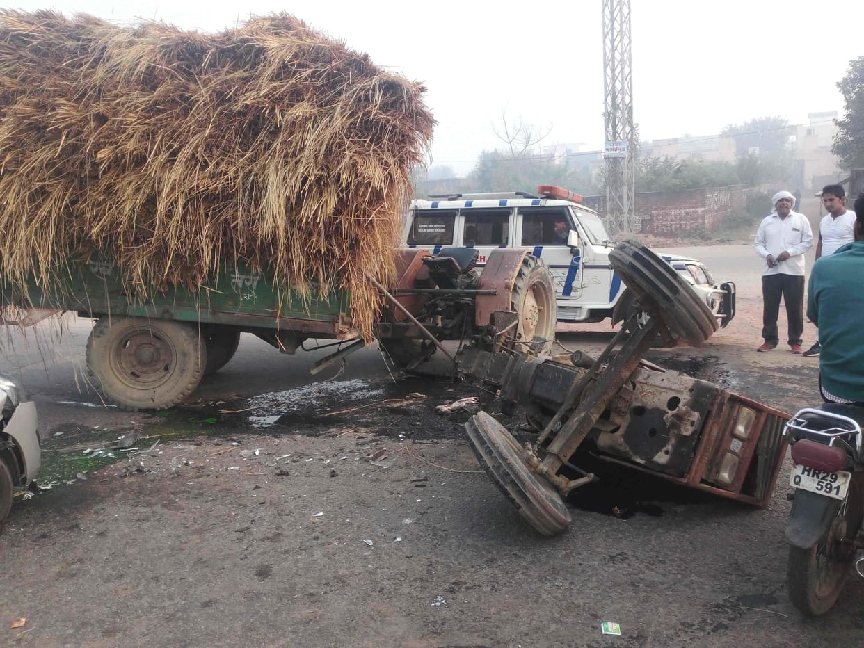 tractor distroy in accident