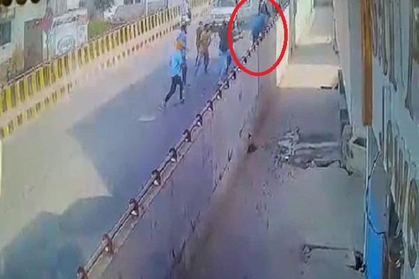 thrown down from the bridge and then attacked with sword, no one stopped to help