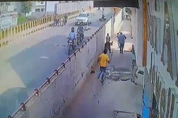 thrown down from the bridge and then attacked with sword, no one stopped to help