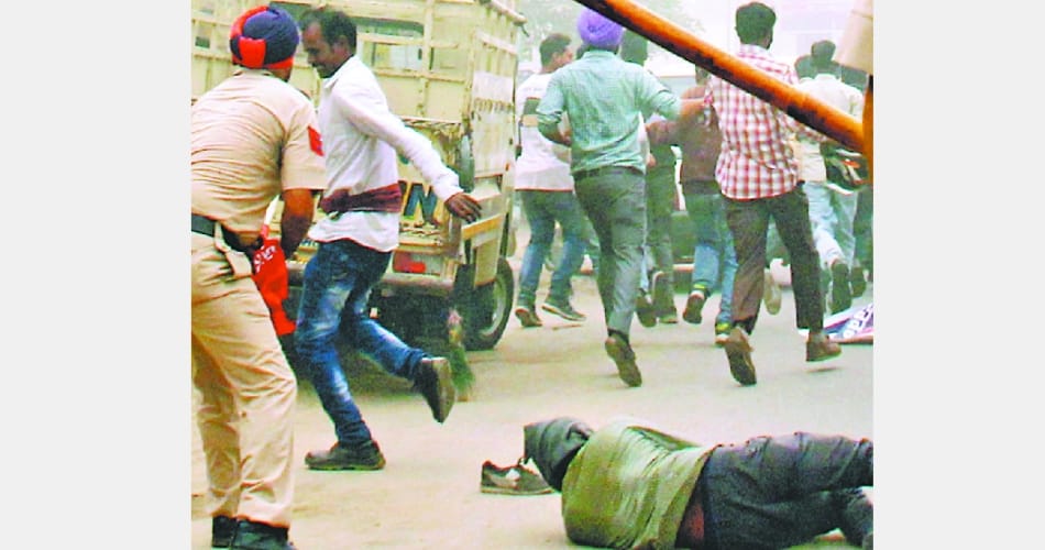 Protest of GNDTP contract workers union in Bhatinda, police Lathicharge on workers