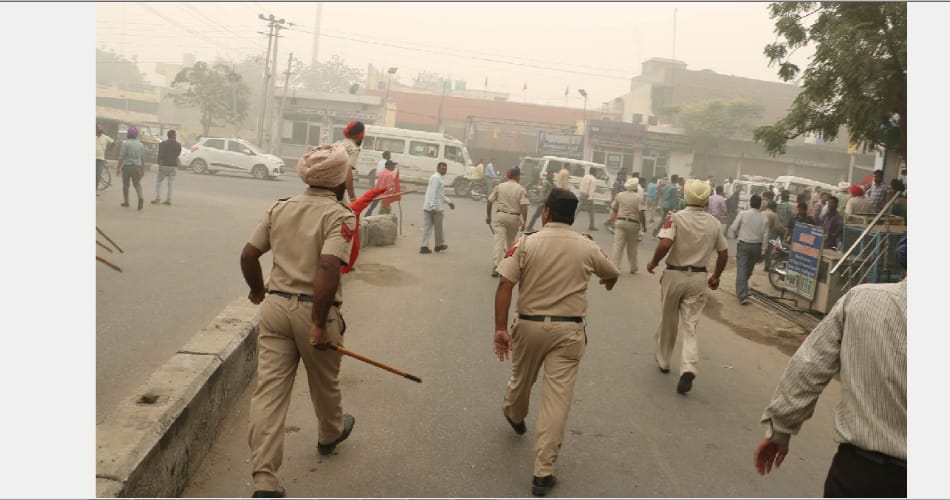 Protest of GNDTP contract workers union in Bhatinda, police Lathicharge on workers