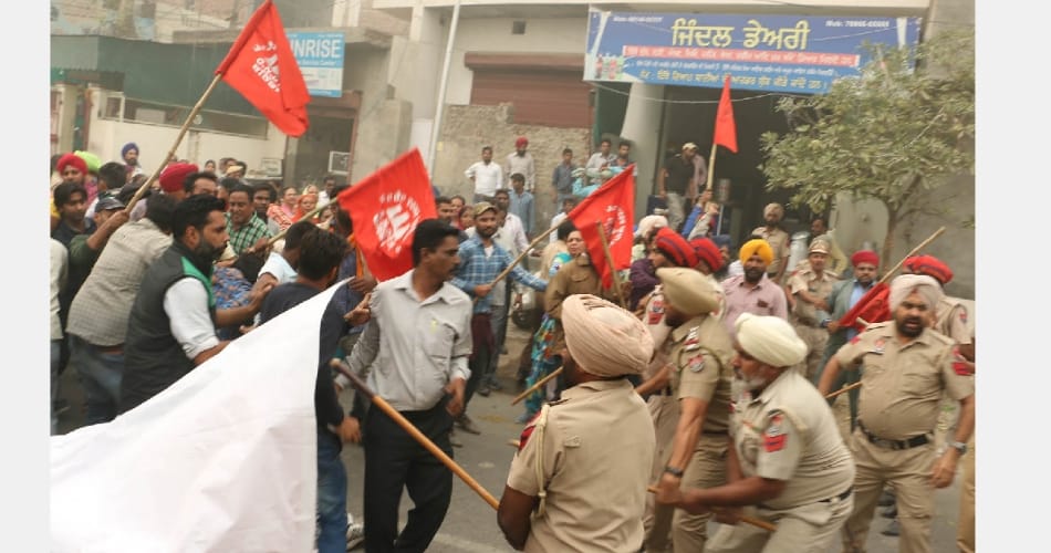 Protest of GNDTP contract workers union in Bhatinda, police Lathicharge on workers