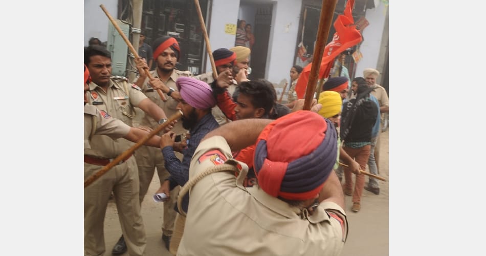 Protest of GNDTP contract workers union in Bhatinda, police Lathicharge on workers