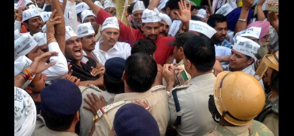 aap volunteers arrested before paidal march