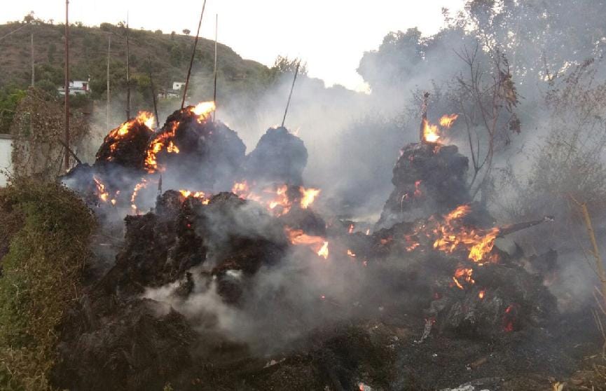 Amuli village party grass fire burns 21 Lutte