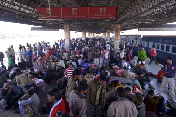 छठ पूजा पर स्टेशनों पर उमड़ी भीड़