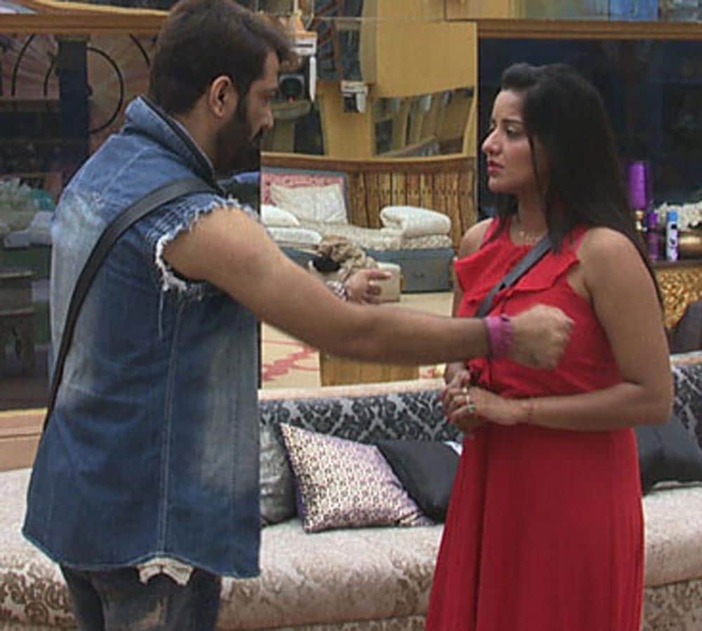 Bigg Boss: Mona Lisa Kisses Manoj Punjabi