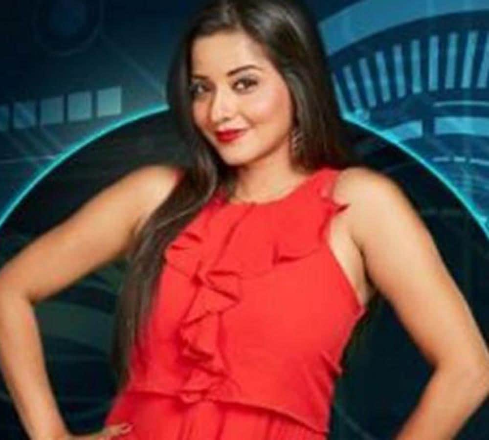 Bigg Boss: Mona Lisa Kisses Manoj Punjabi
