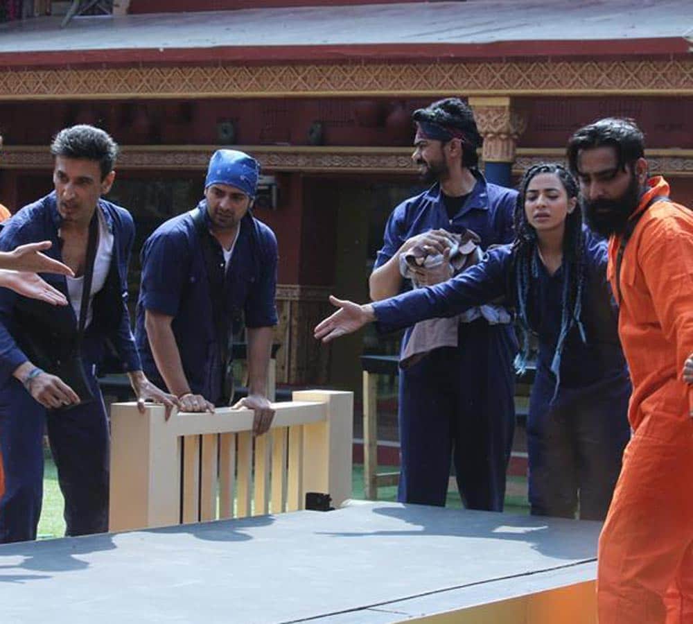 Bigg Boss: Mona Lisa Kisses Manoj Punjabi