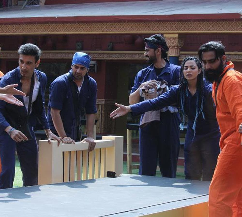 Bigg Boss: Mona Lisa Kisses Manoj Punjabi