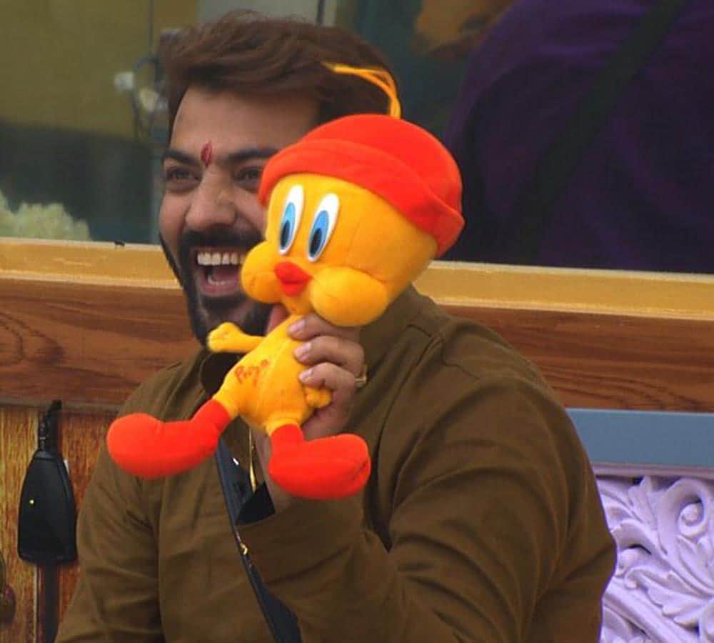Bigg Boss: Mona Lisa Kisses Manoj Punjabi