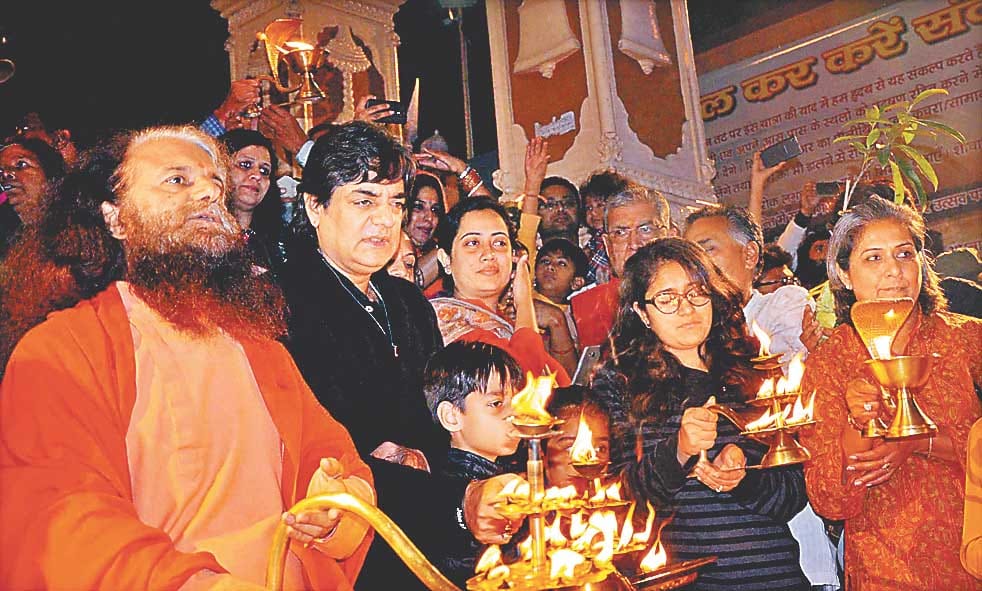Bollywood actor Chandrachud of the Ganga Arti