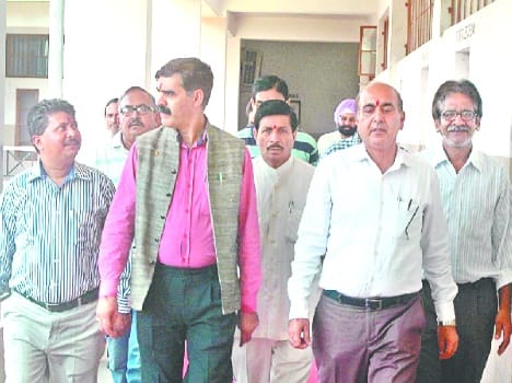 mla bambar thakur visited bilaspur collage.