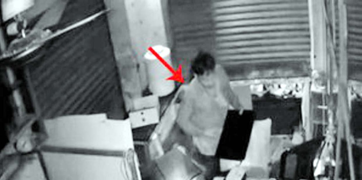 thief reached in bank srong room