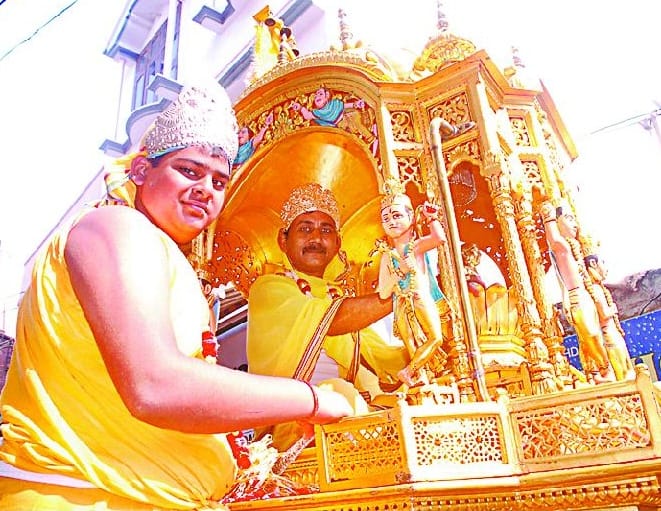 Derived Golden Chariot Tour with grand fanfare 