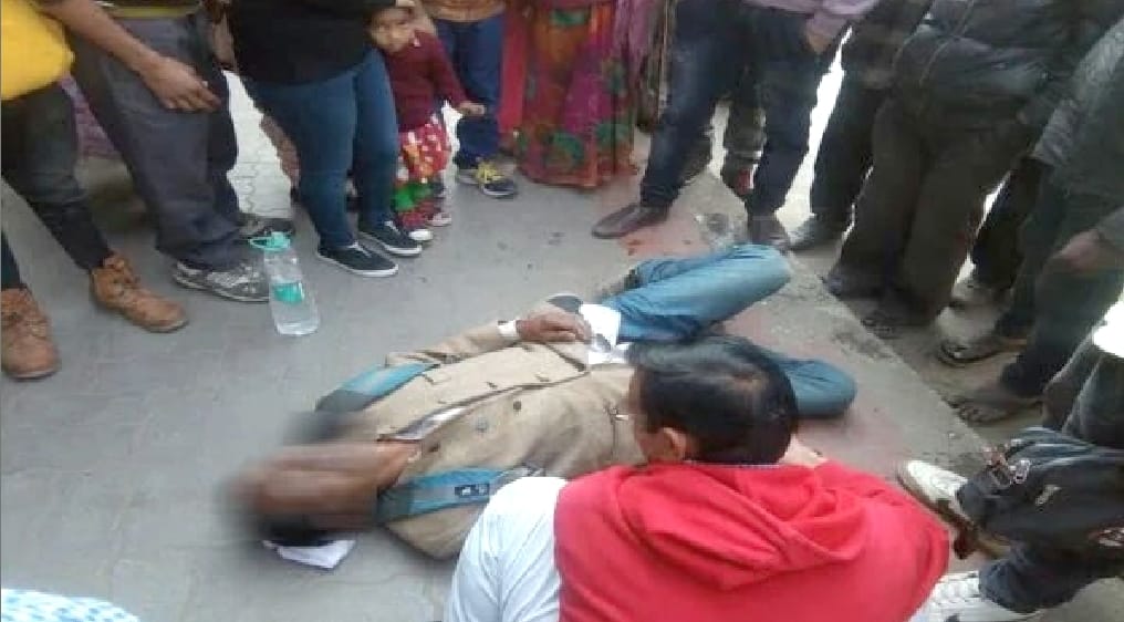Old man Died of Heart Attack at Kullu, Nobody Helps.
