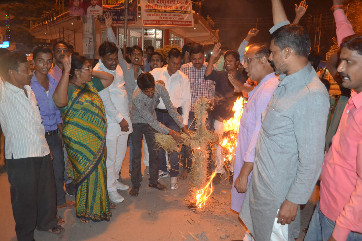 congress burnt pm effigy