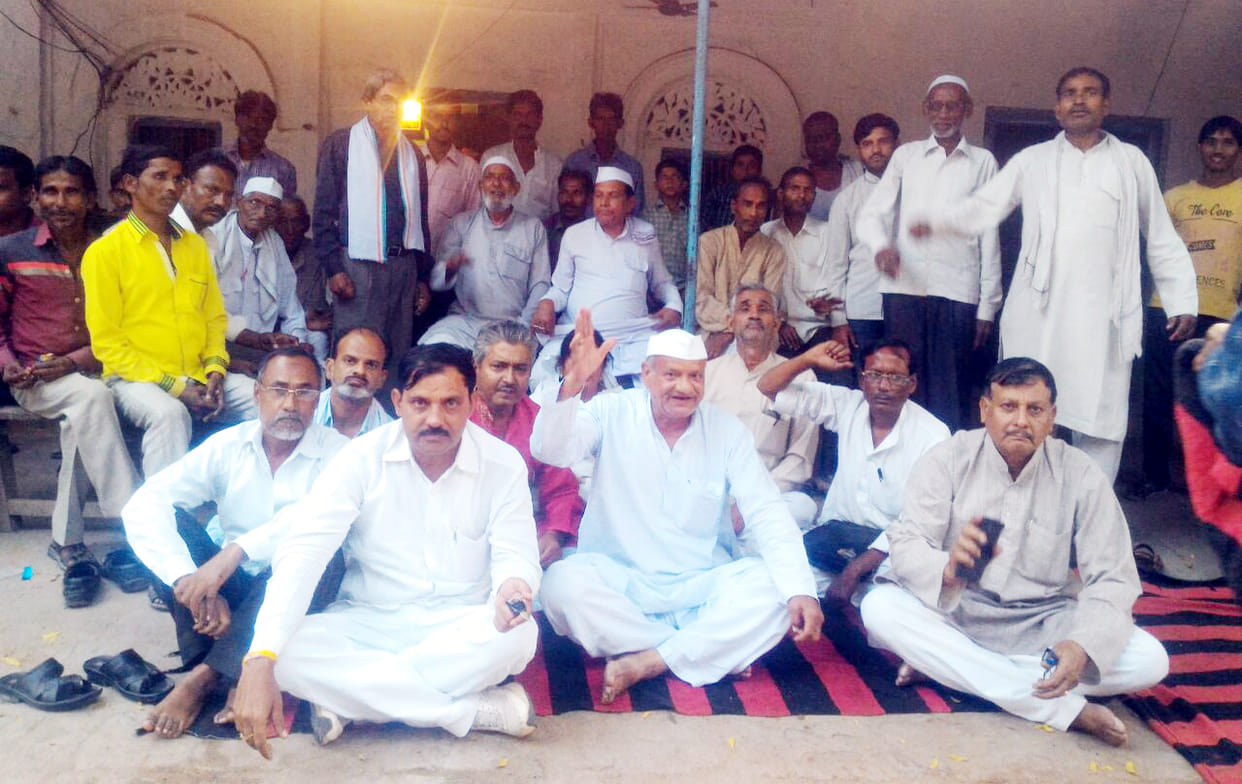 congress supporters doing Protest after rahul arresting 