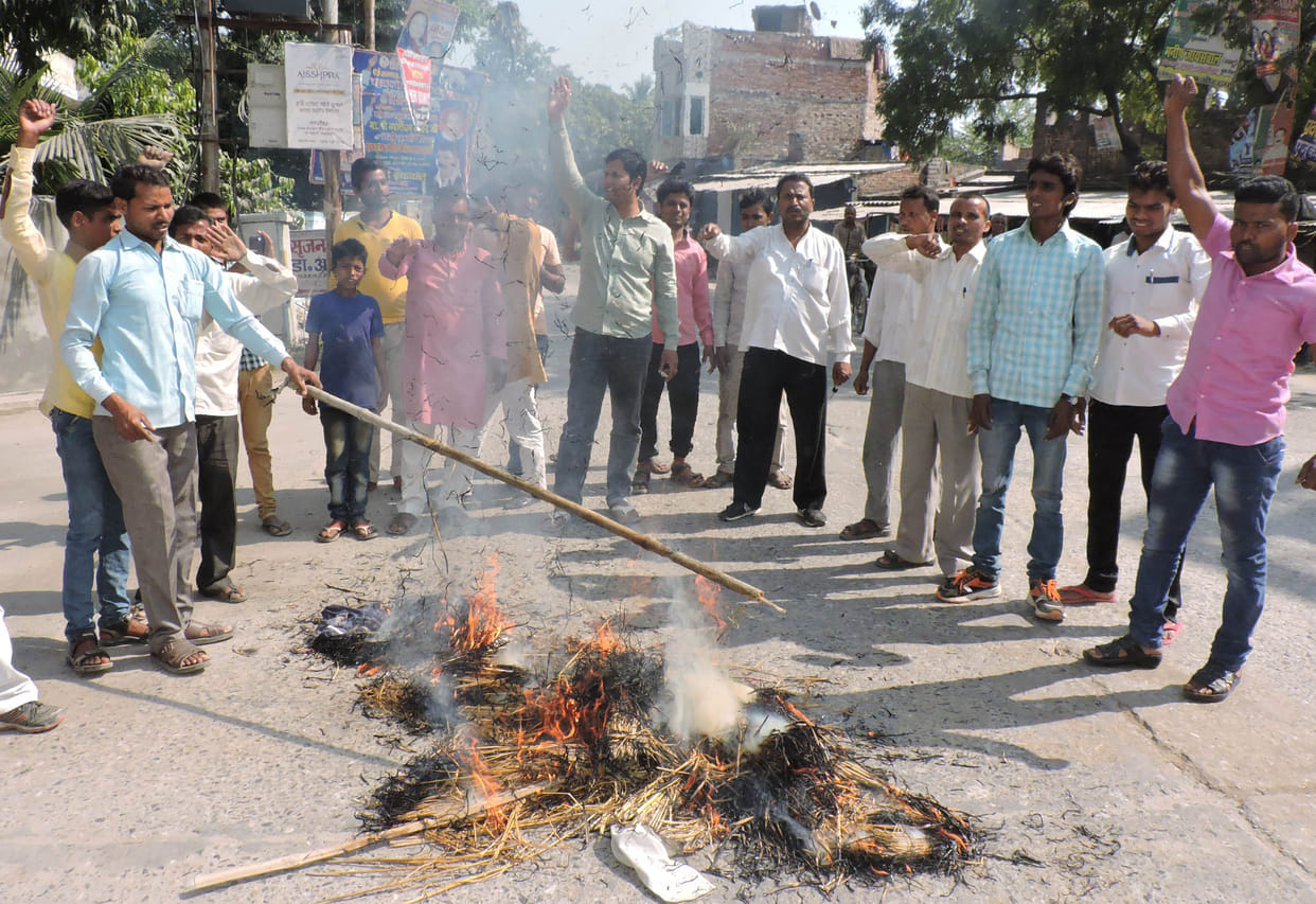 people burnt swami prasad maurya effigy