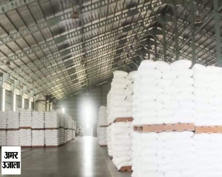 सरकारी गोदामों से कम हो रही गेहूं की बोरियां